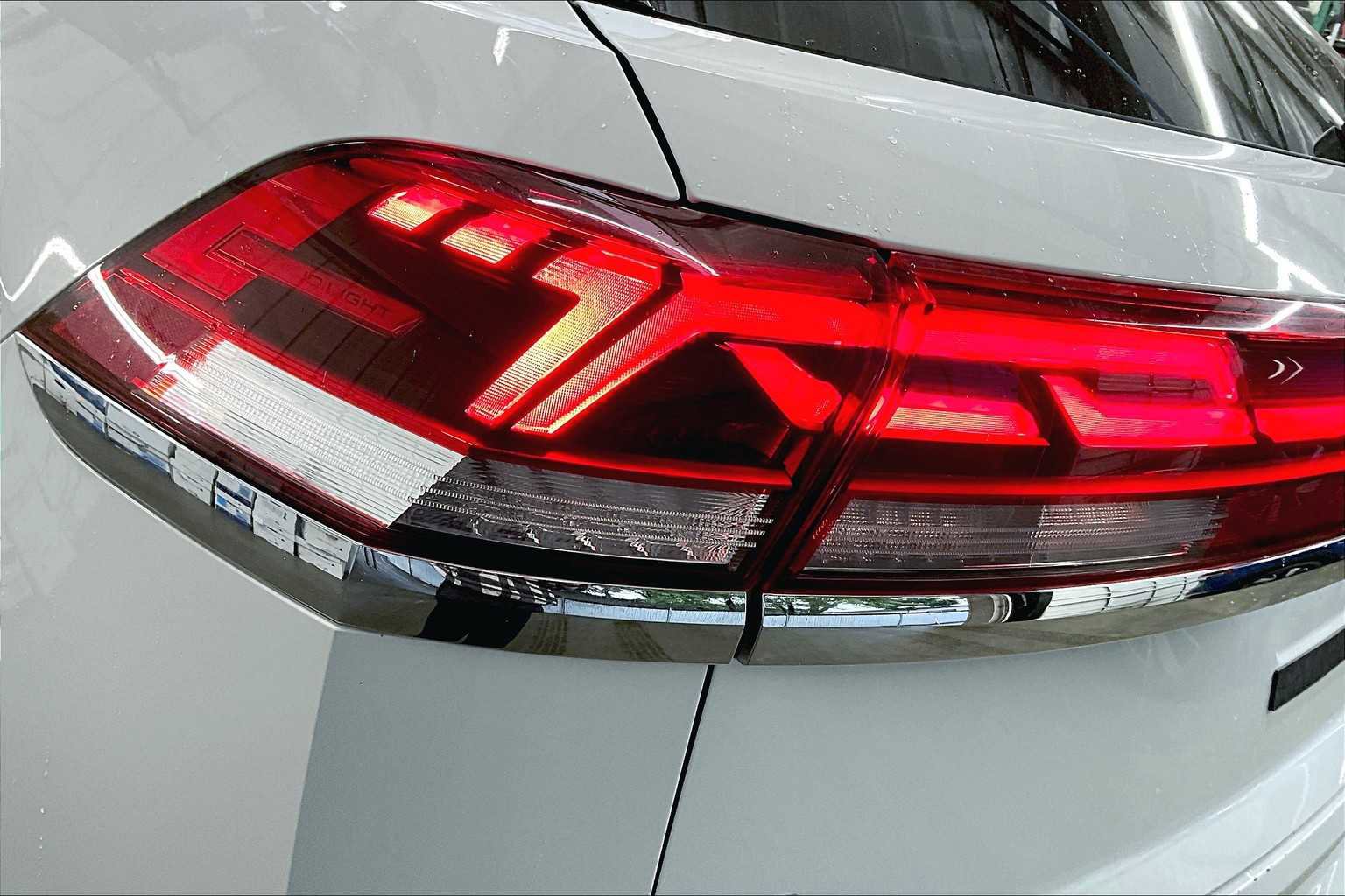 Used 2024 Volkswagen Atlas Cross Sport SE image 31