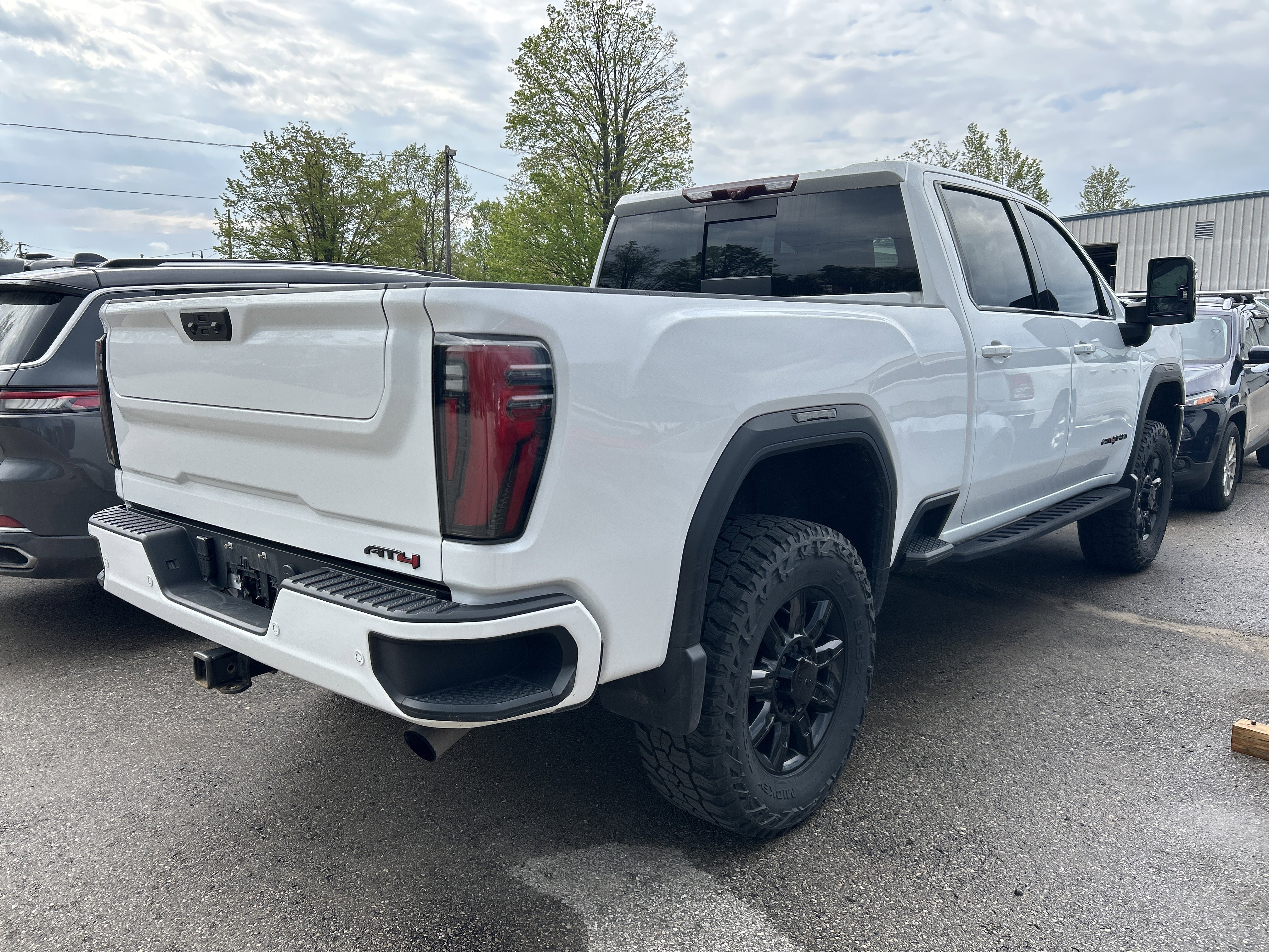 Used 2024 GMC Sierra 2500 AT4 w/ Technology Package AWD/4WD image 3