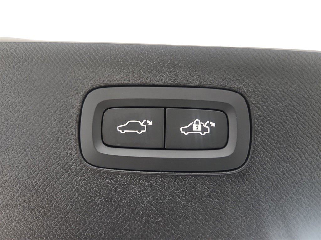 Used 2017 Volvo XC90 T6 Momentum w/ Vision Package image 32