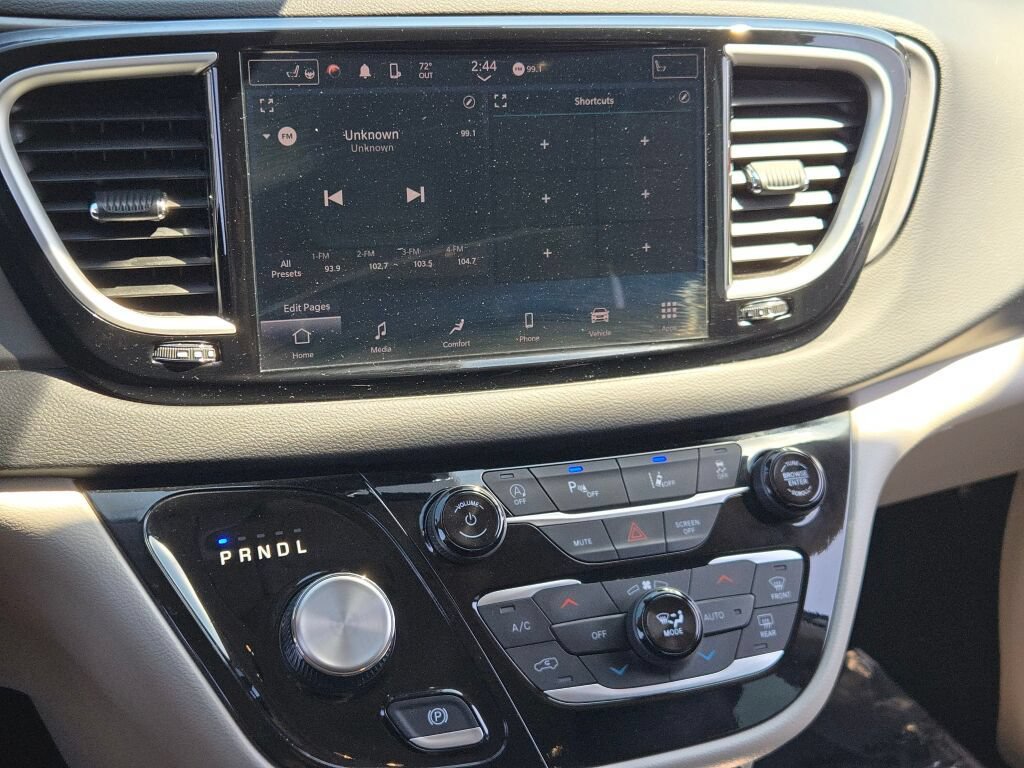 Certified 2024 Chrysler Pacifica Touring-L FWD image 31