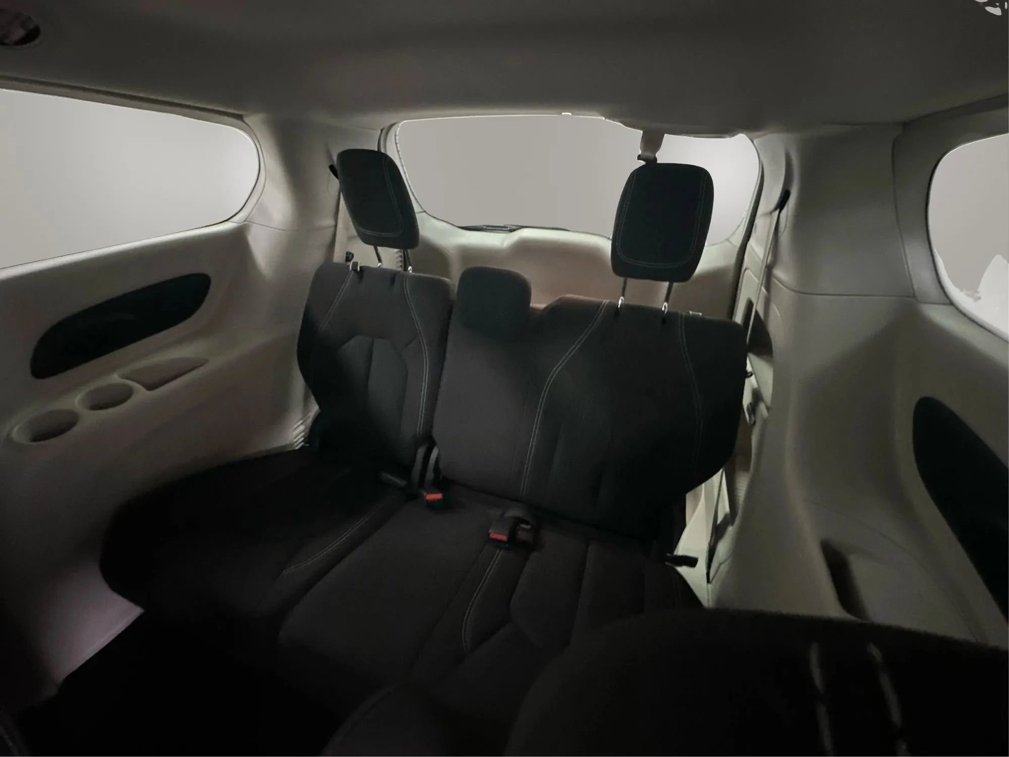 Used 2024 Chrysler Voyager LX image 31