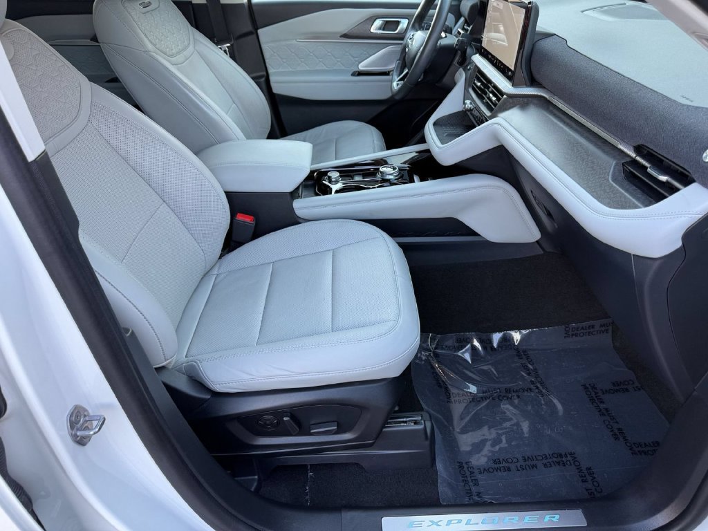 Used 2025 Ford Explorer Platinum w/ Ultimate Package AWD/4WD image 32