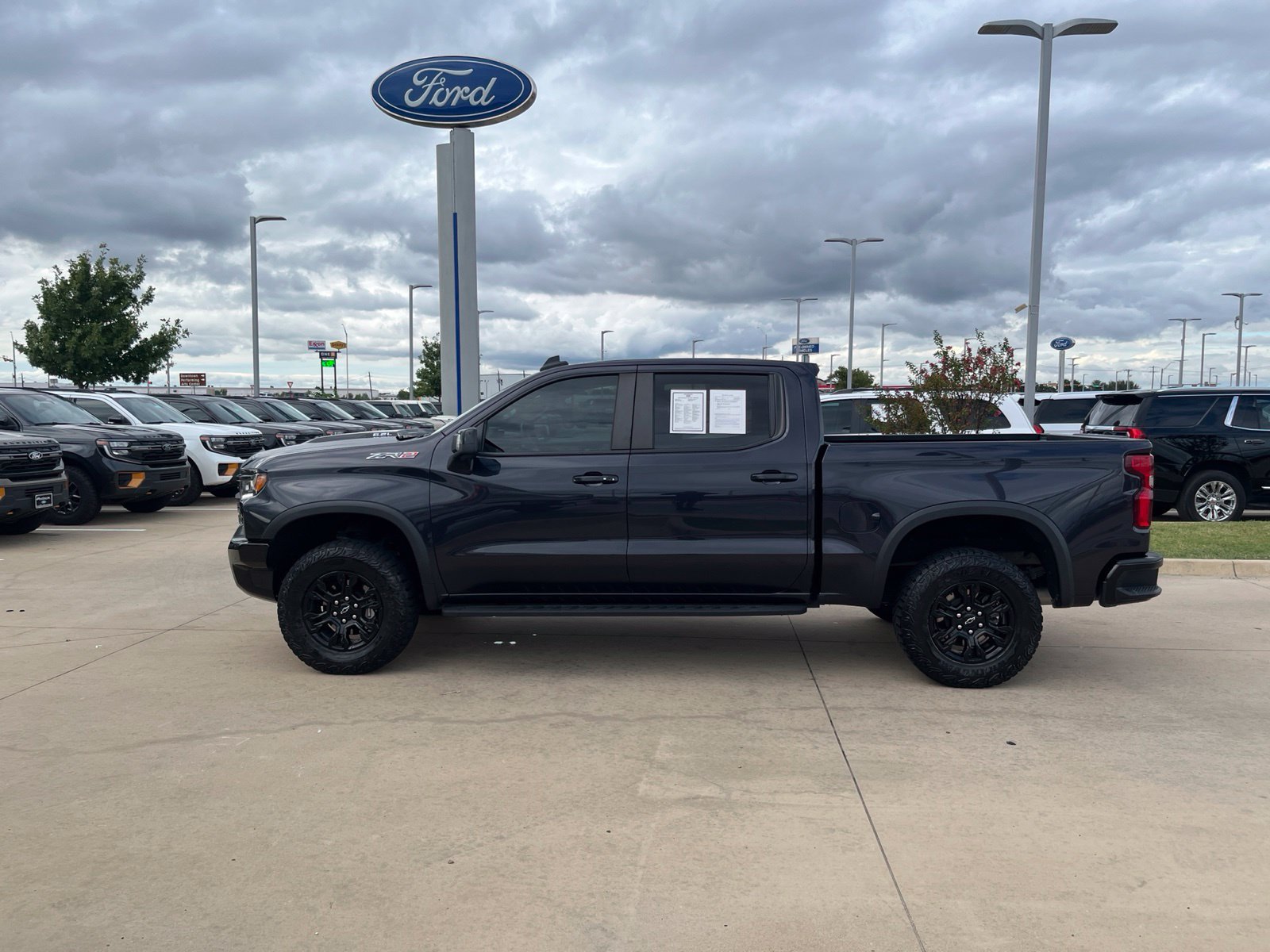 Used 2023 Chevrolet Silverado 1500 ZR2 w/ Technology Package AWD/4WD image 2