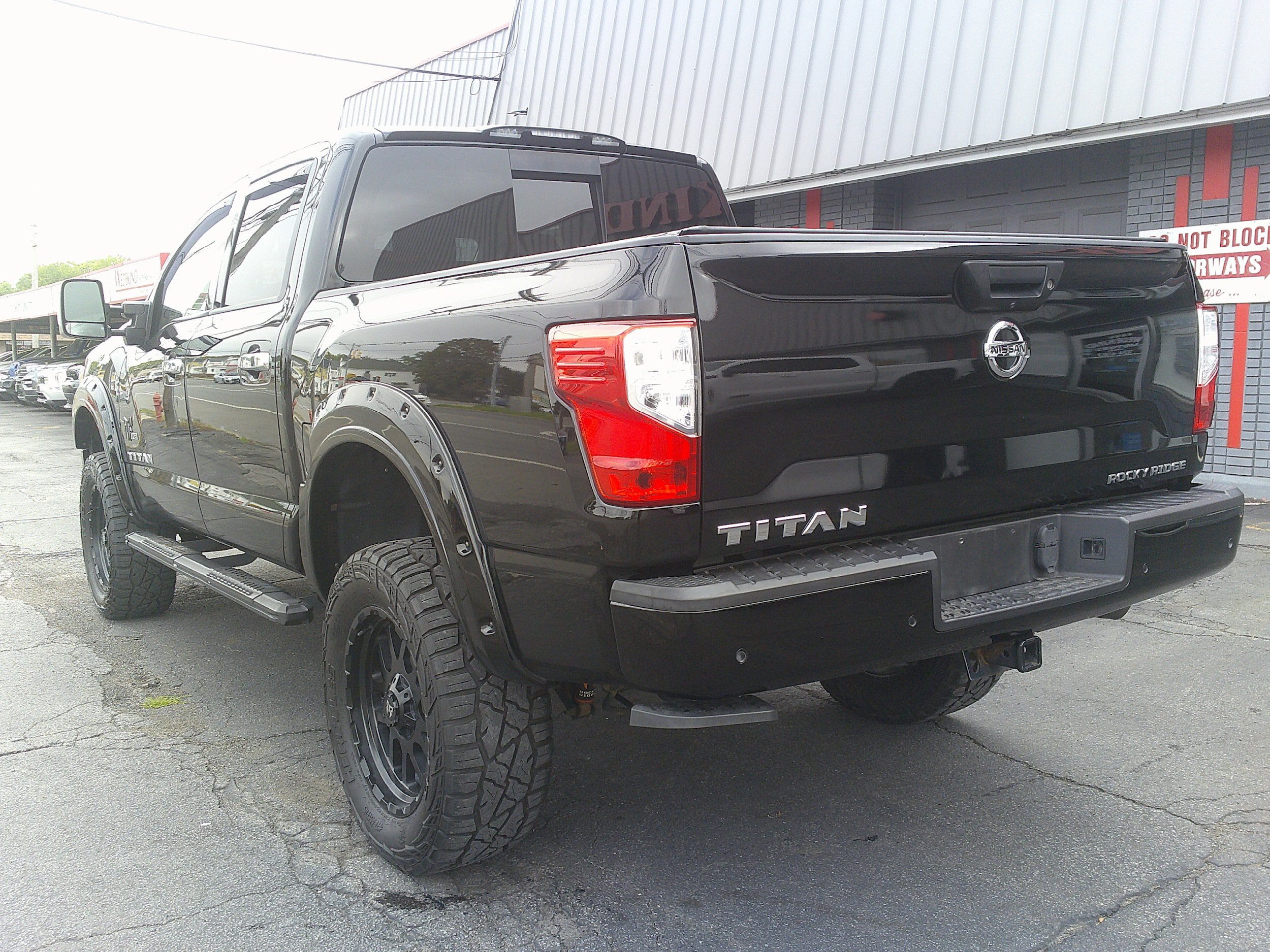 Used 2021 Nissan Titan SV w/ SV Convenience Package AWD/4WD image 7