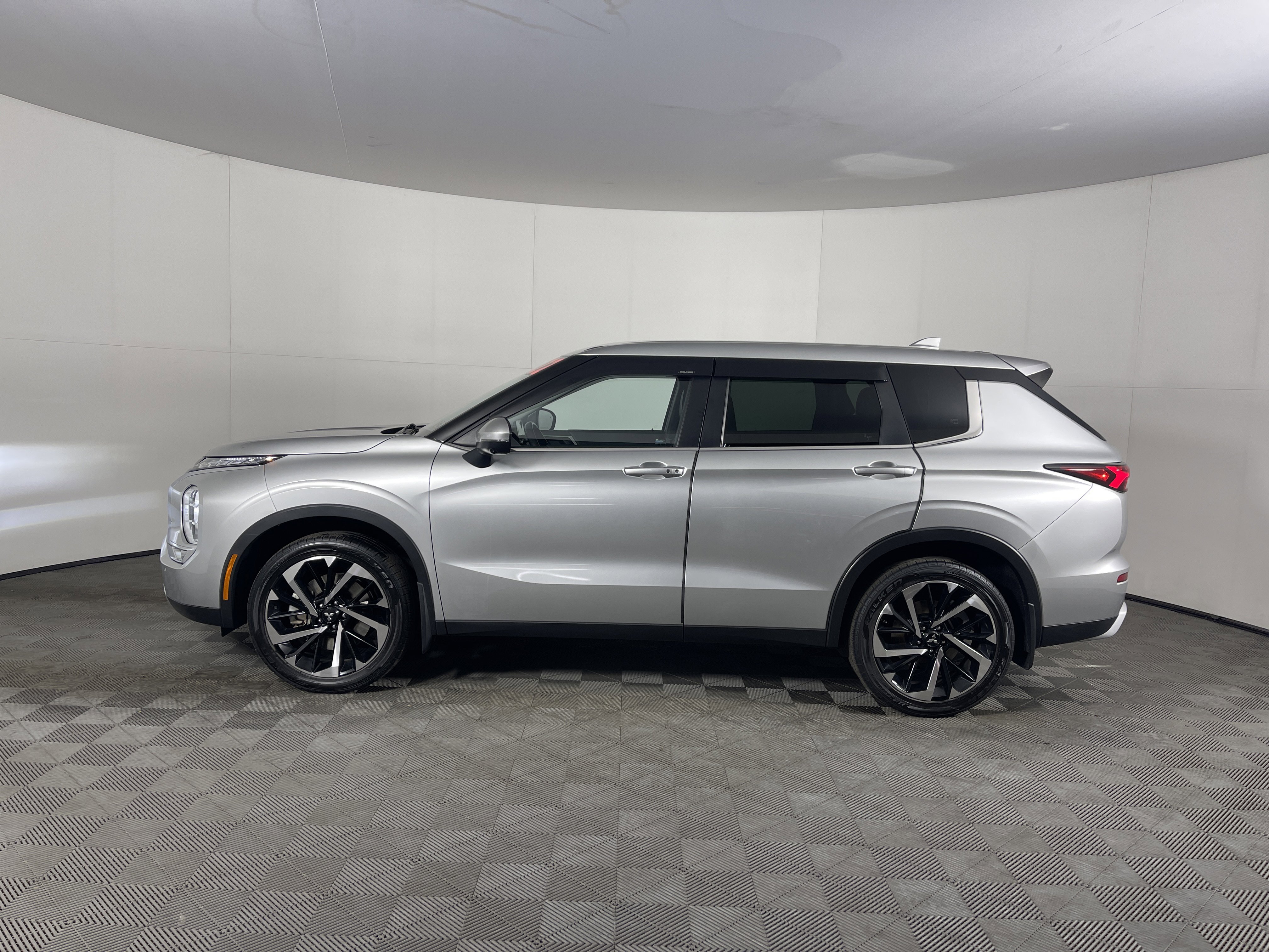 Used 2022 Mitsubishi Outlander SE image 3