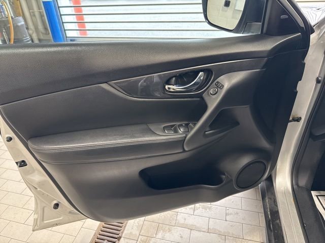 Used 2017 Nissan Rogue SV image 10