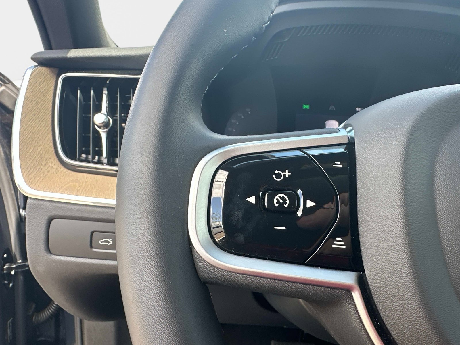 Certified 2026 Volvo XC60 B5 Plus w/ Protection Package Premier image 27