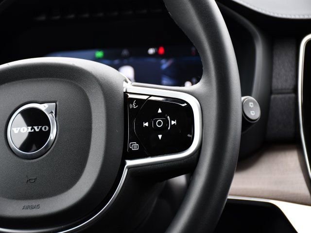 Certified 2025 Volvo XC90 B6 Plus image 21