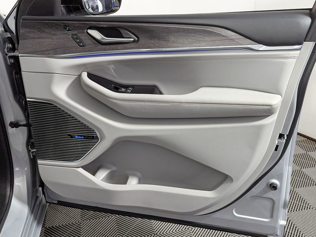 Used 2022 Jeep Grand Cherokee Overland w/ Adv Protech Group III image 40