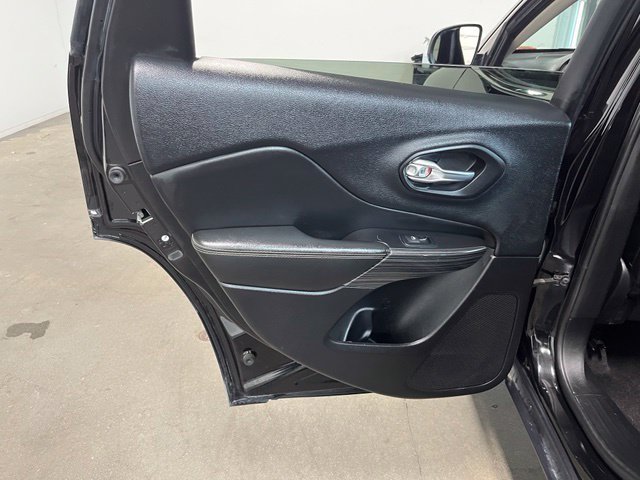 Used 2017 Jeep Cherokee Limited FWD image 19
