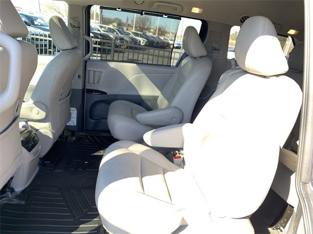 Used 2020 Toyota Sienna Limited image 15