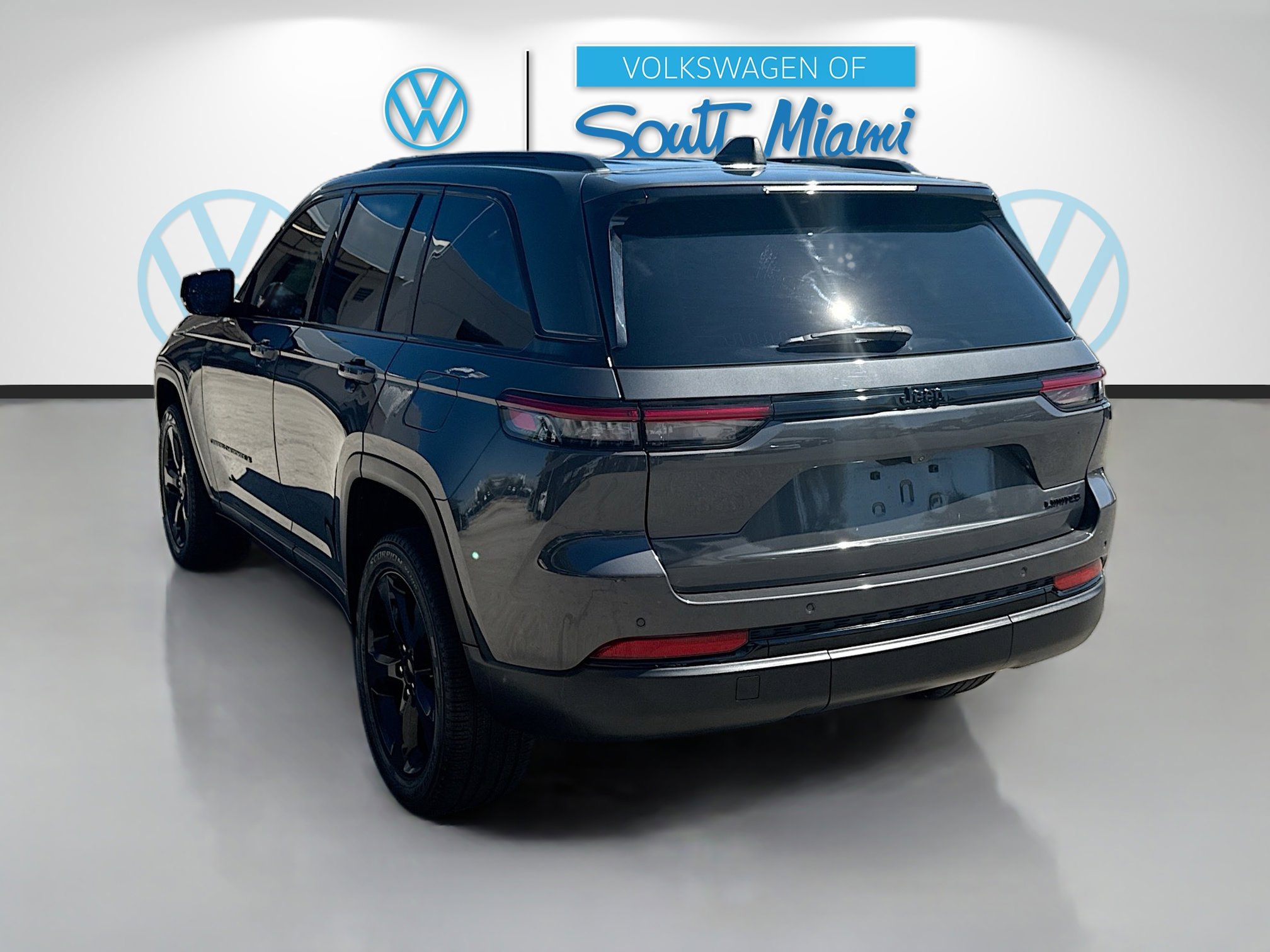 Used 2024 Jeep Grand Cherokee Limited w/ Black Appearance Package image 5