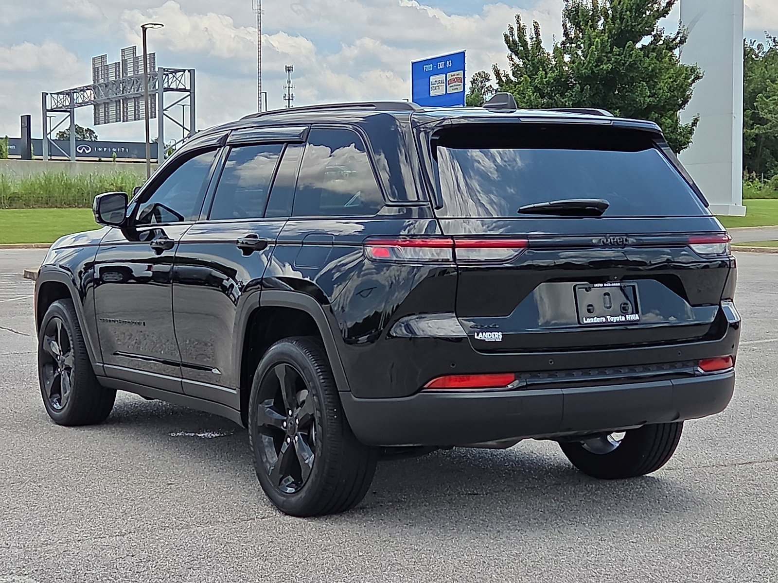 Used 2024 Jeep Grand Cherokee Altitude AWD/4WD image 4