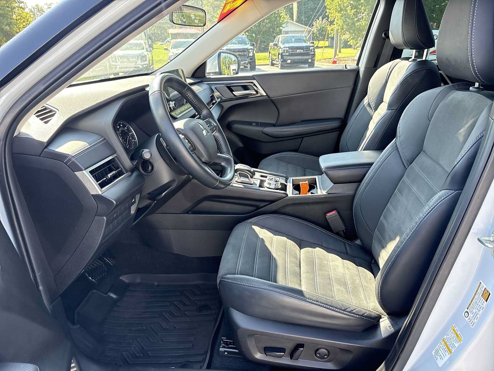 Used 2023 Mitsubishi Outlander SE AWD/4WD image 19