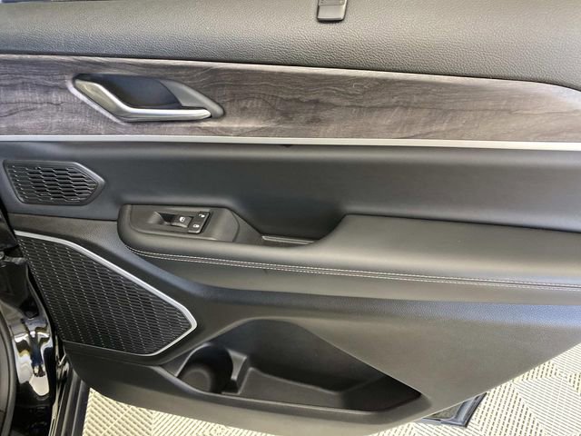 Used 2022 Jeep Grand Cherokee L Limited w/ Luxury Tech Group II image 28