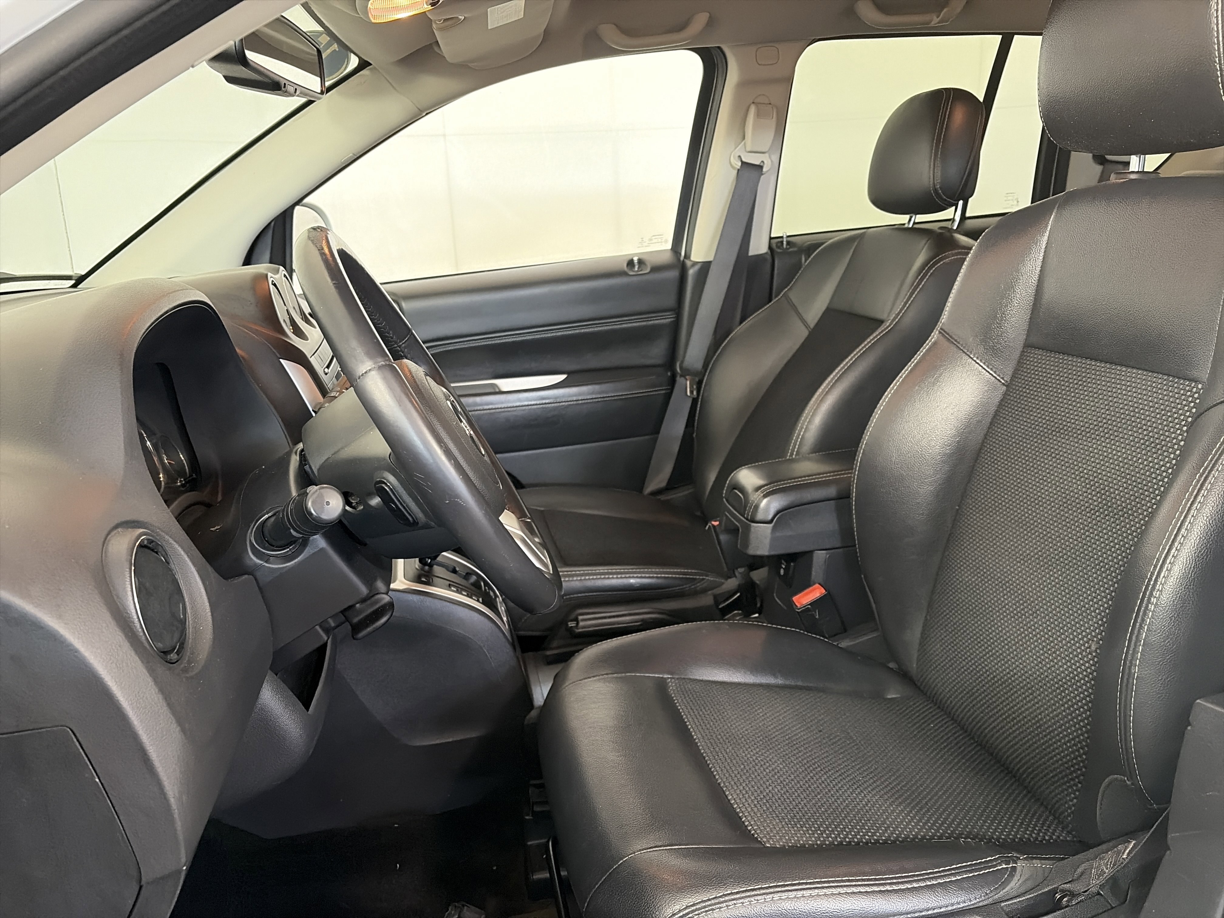 Used 2016 Jeep Compass Latitude AWD/4WD image 11