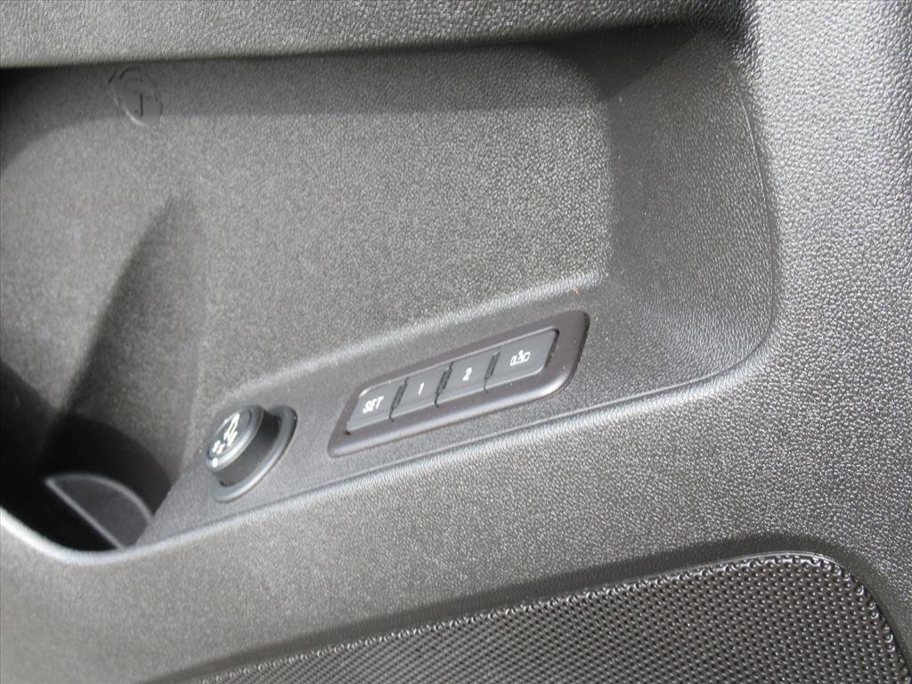 Used 2018 Chevrolet Equinox Premier image 26