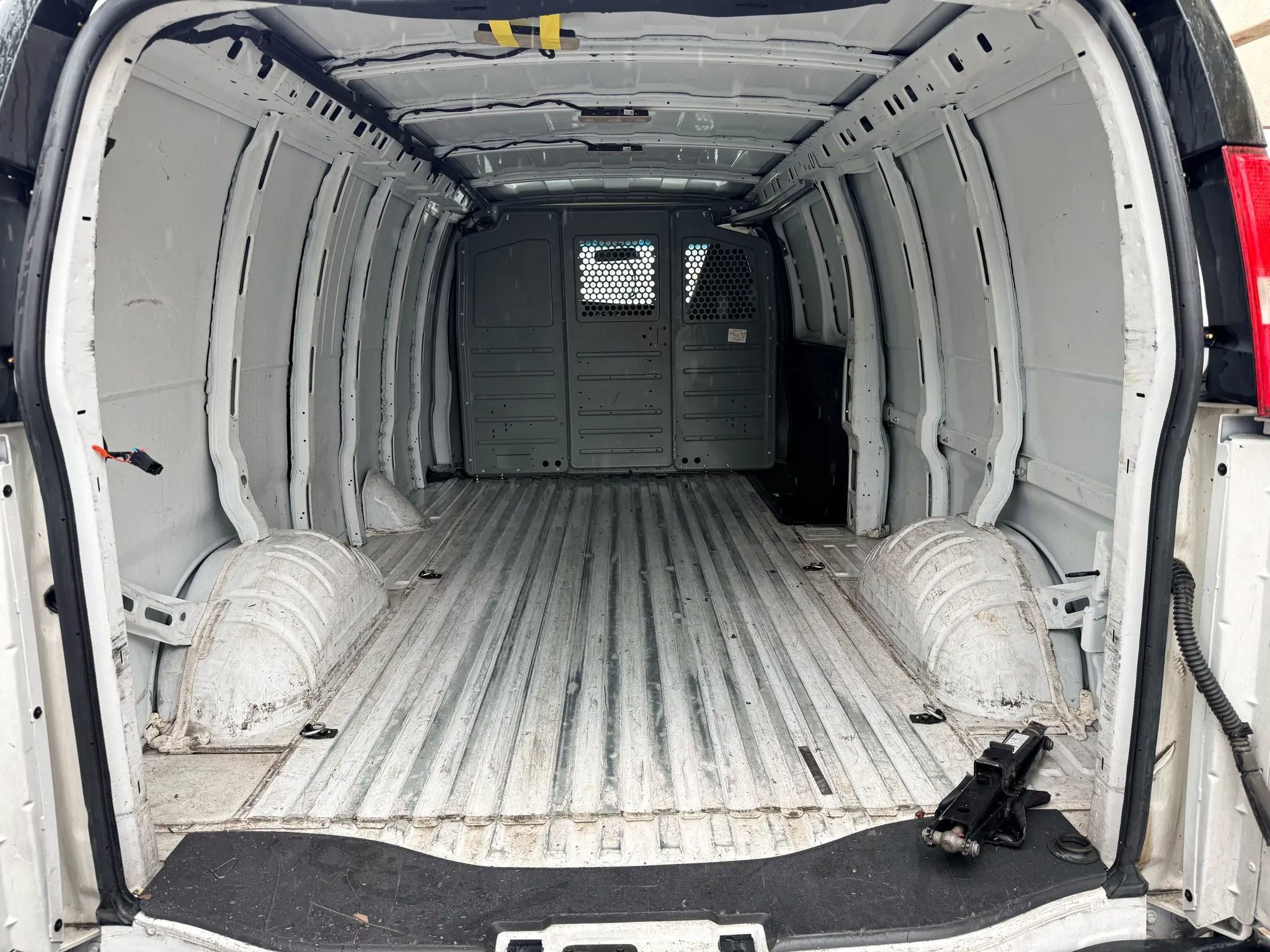 Used 2016 Chevrolet Express 3500 Extended RWD image 14
