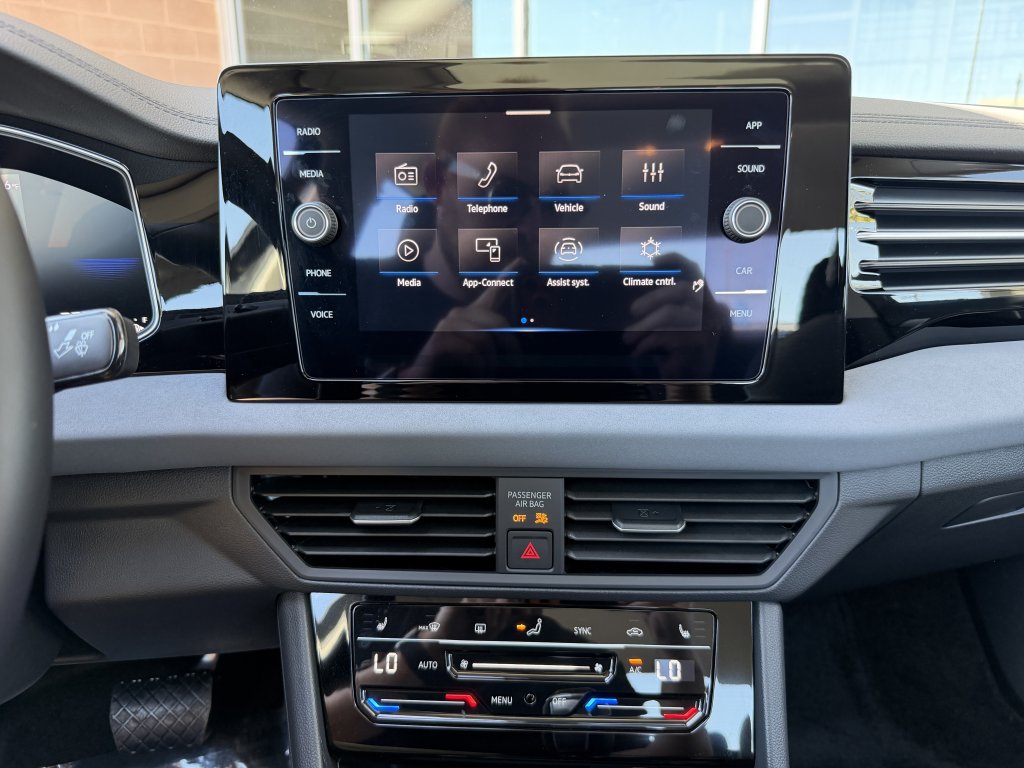 Used 2025 Volkswagen Jetta SE w/ Sunroof Package FWD image 18