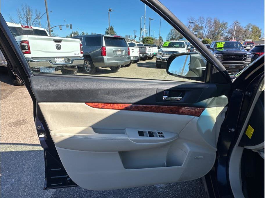 Used 2012 Subaru Outback 3.6R Limited w/ Moonroof Pkg image 15