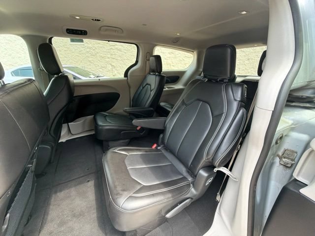 Used 2024 Chrysler Pacifica Touring-L FWD image 15