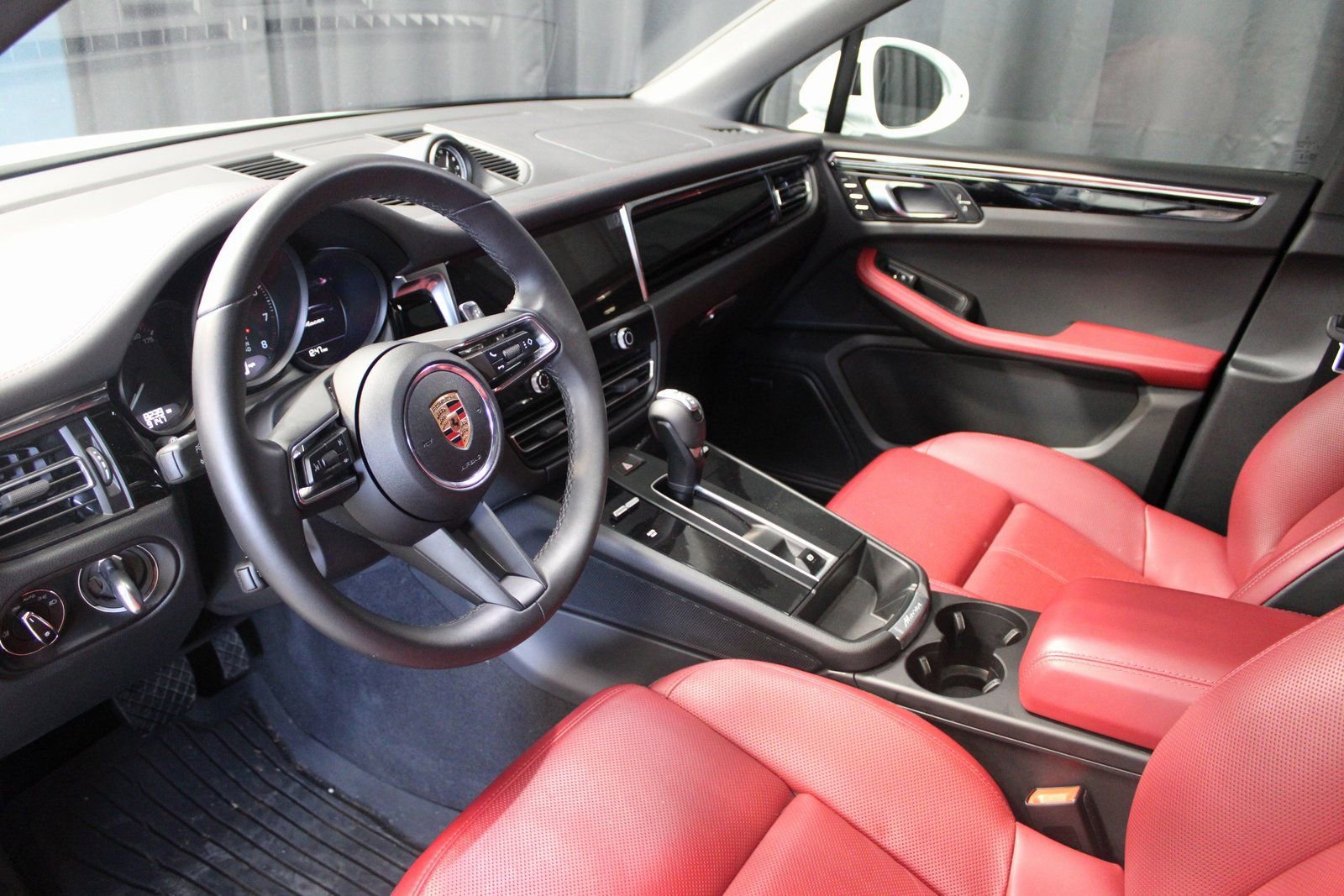 Certified 2025 Porsche Macan image 24