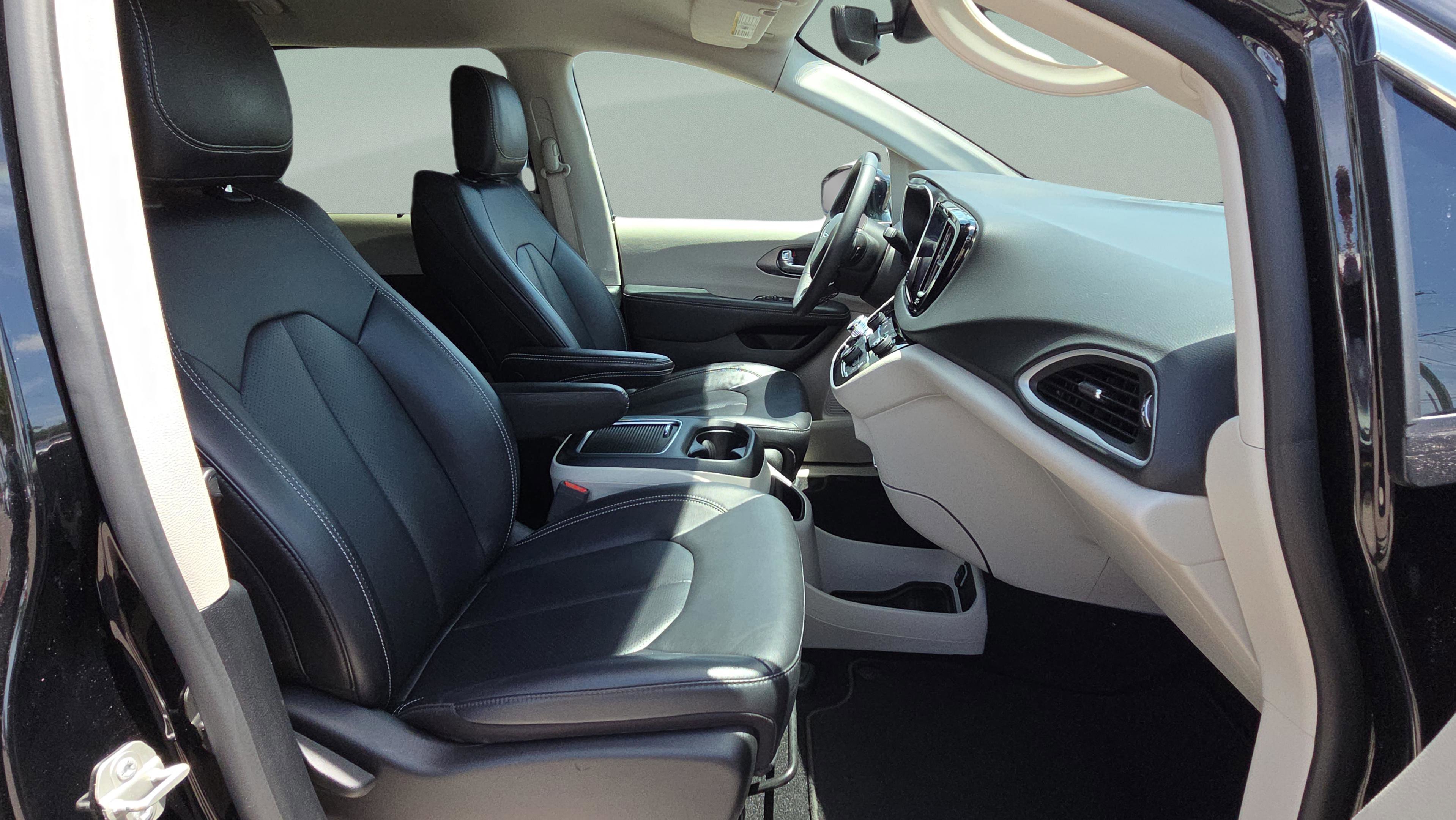 Used 2024 Chrysler Pacifica Touring-L FWD image 17
