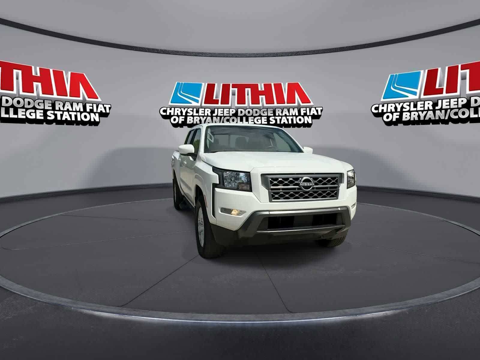 Used 2022 Nissan Frontier SV RWD image 2