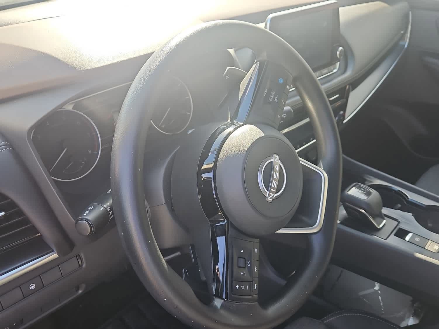 Used 2022 Nissan Rogue SV image 2