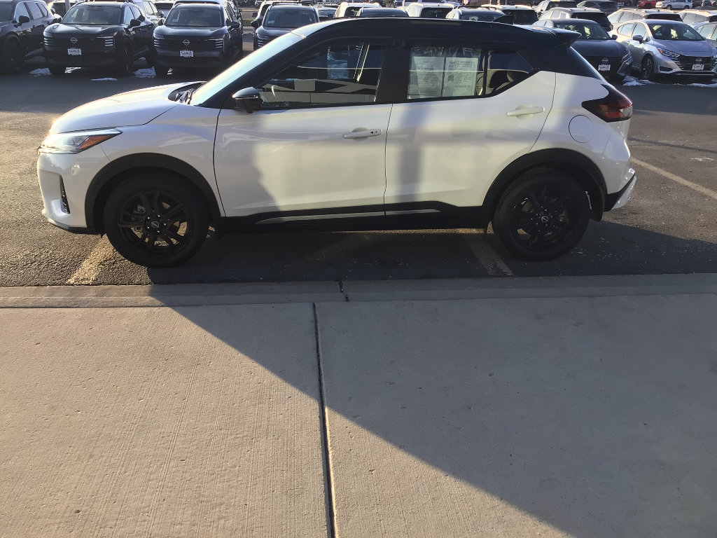 Used 2023 Nissan Kicks SR image 3