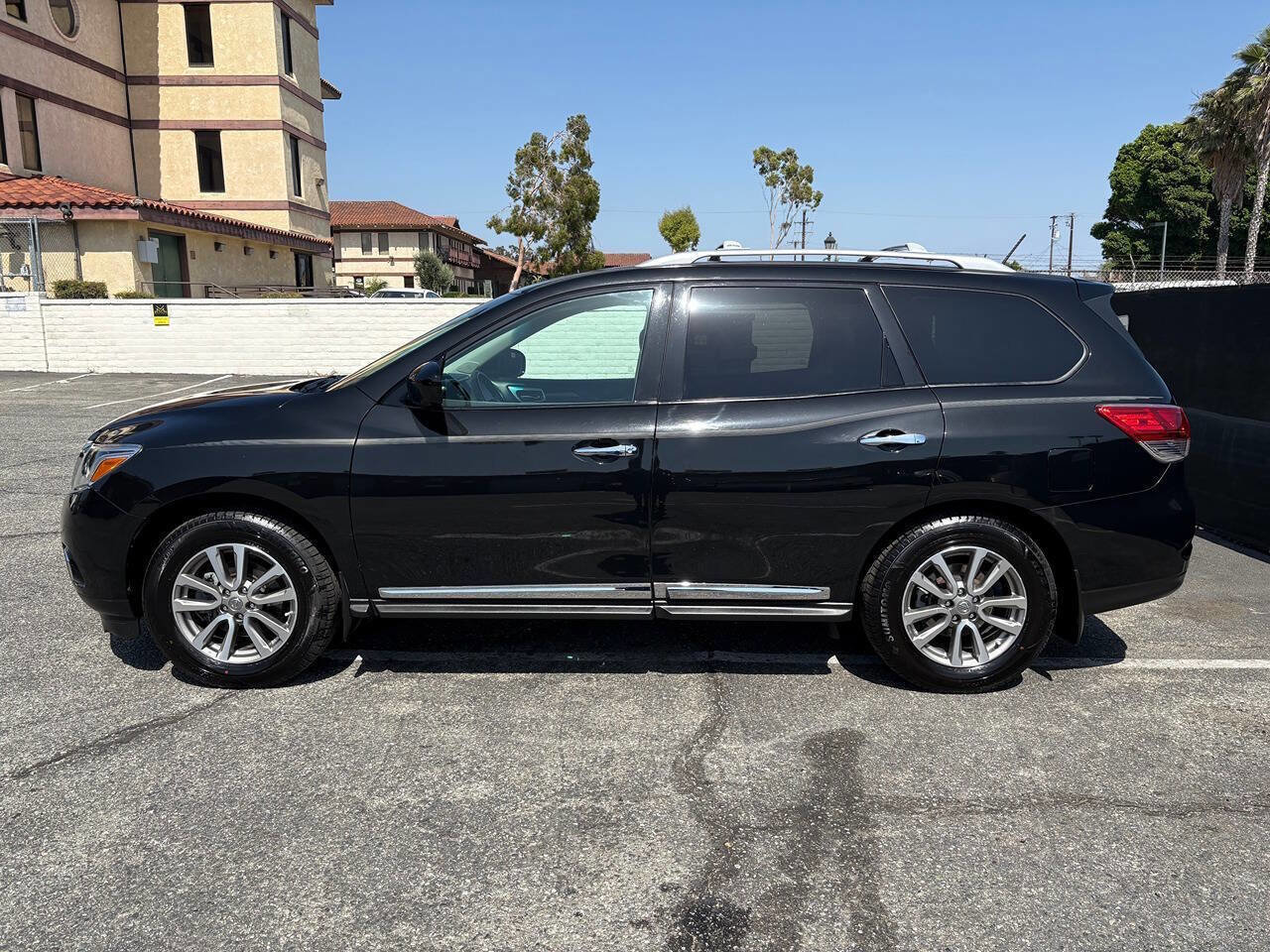 Used 2015 Nissan Pathfinder SL w/ SL Premium Package image 3