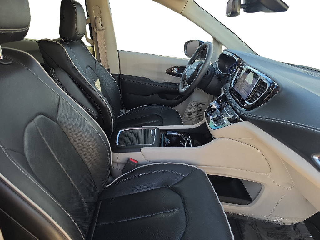 Used 2023 Chrysler Pacifica Limited w/ Uconnect Theater Family Group FWD image 16