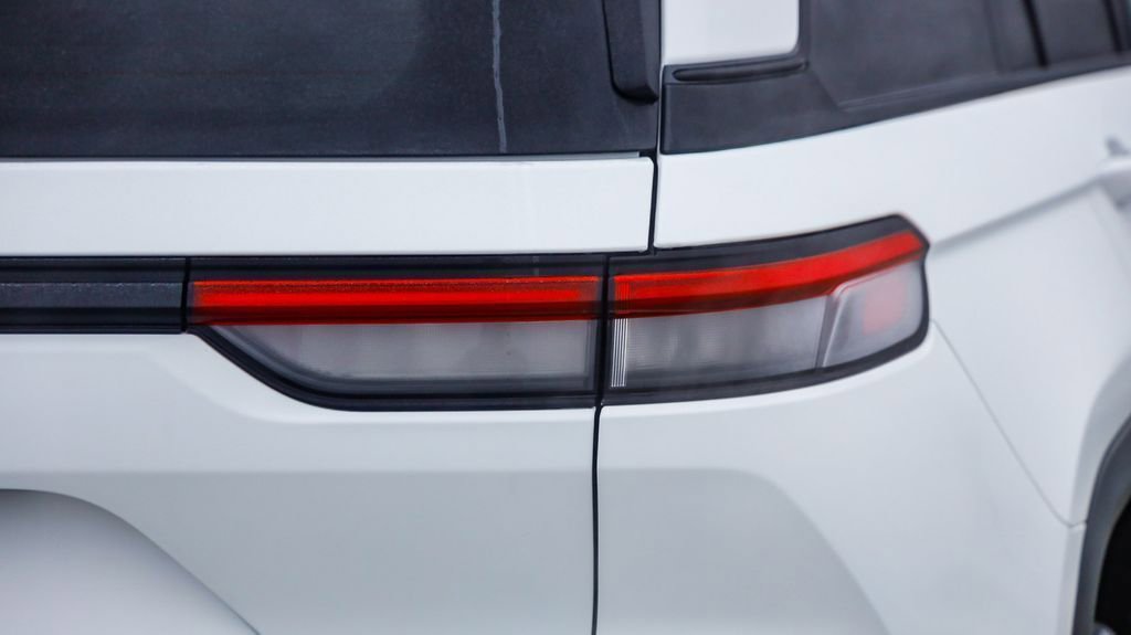 New 2025 Jeep Grand Cherokee Altitude image 10