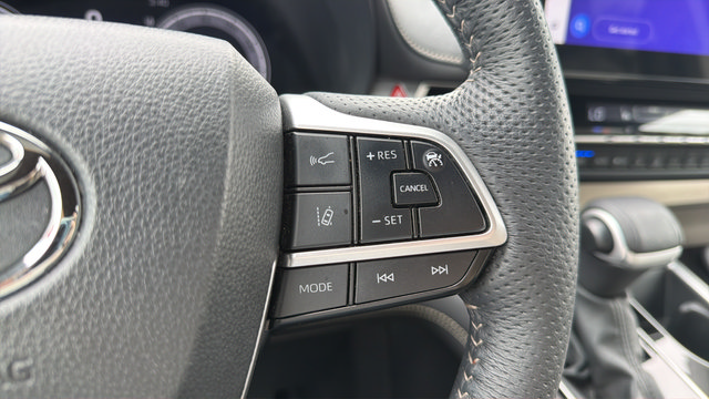 Used 2025 Toyota Sienna Platinum AWD/4WD image 18