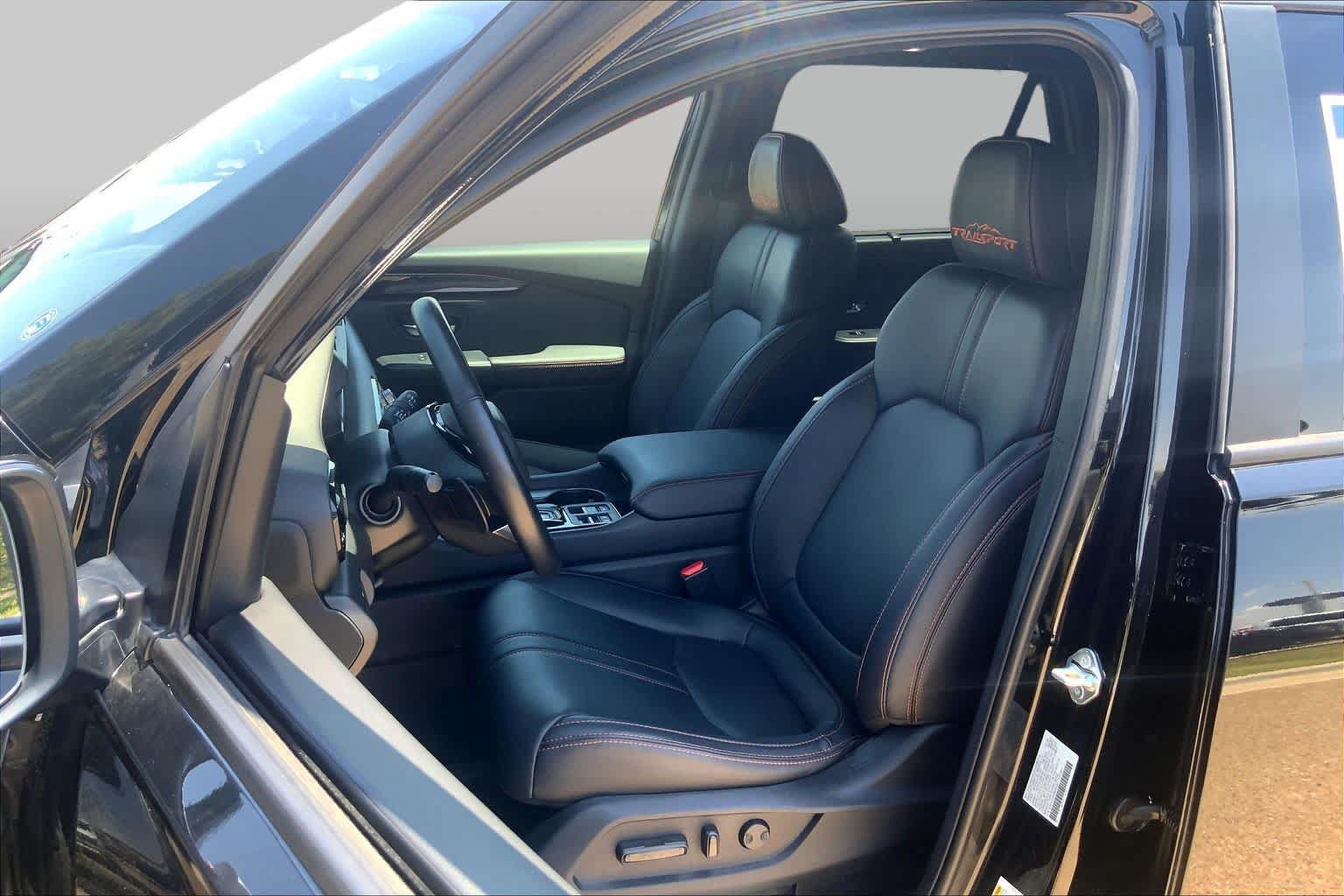 Used 2025 Honda Pilot TrailSport image 8