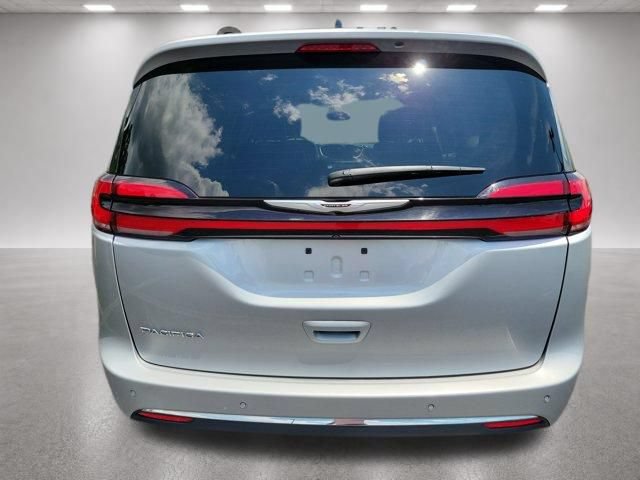 Used 2024 Chrysler Pacifica Touring-L FWD image 4