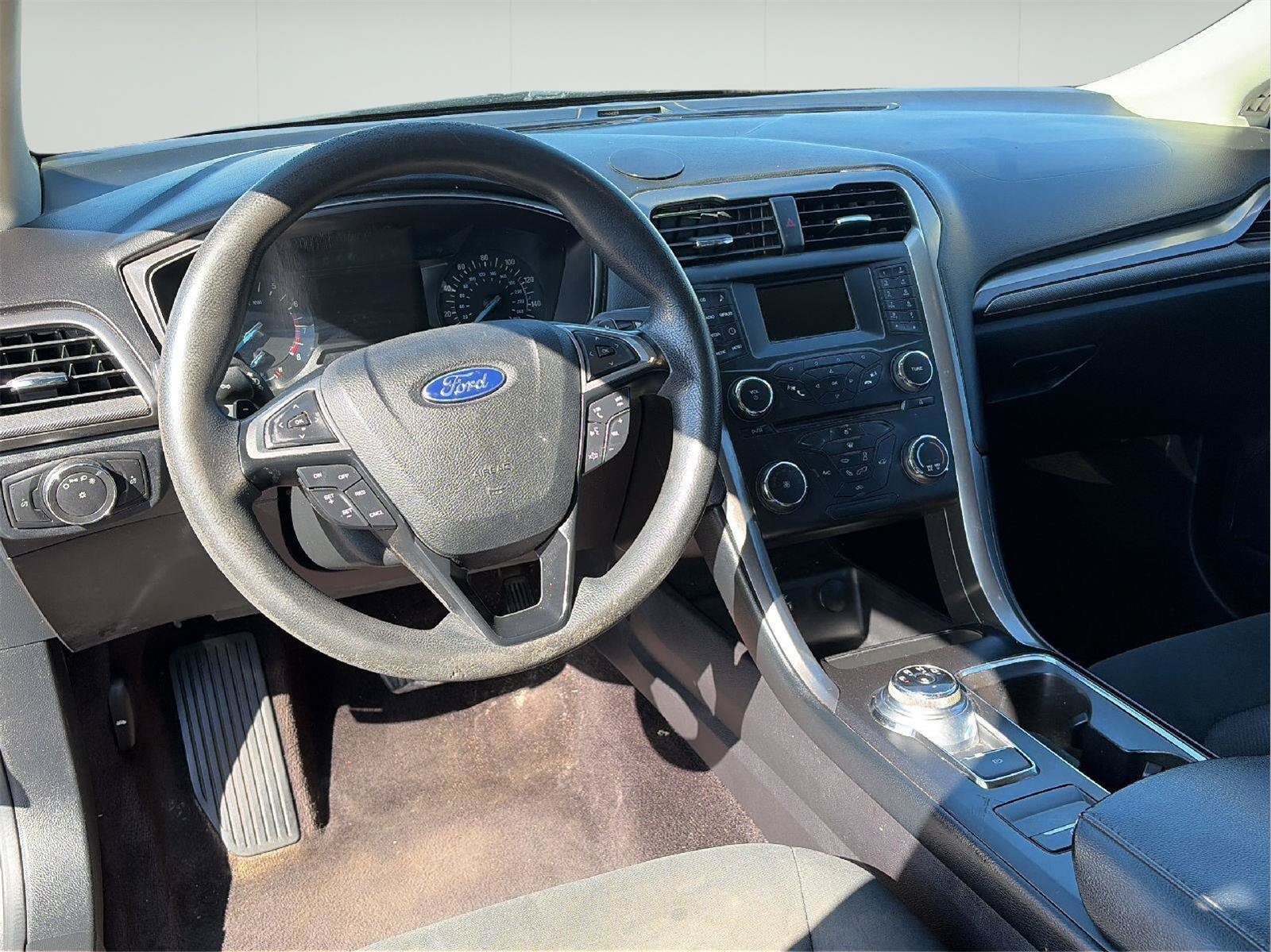 Used 2017 Ford Fusion SE FWD image 19