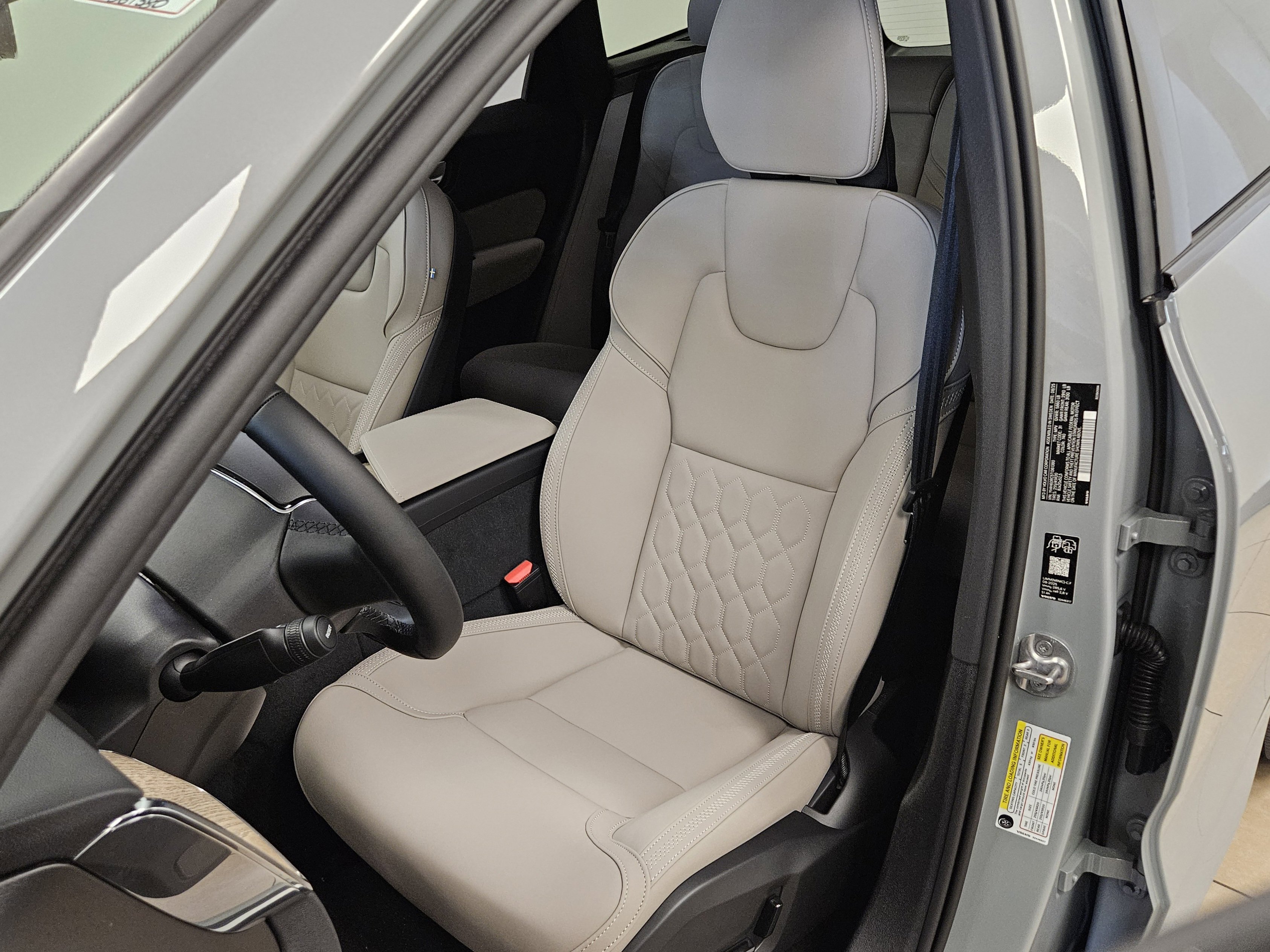 New 2026 Volvo XC60 T8 Plus w/ Protection Package Premier image 40