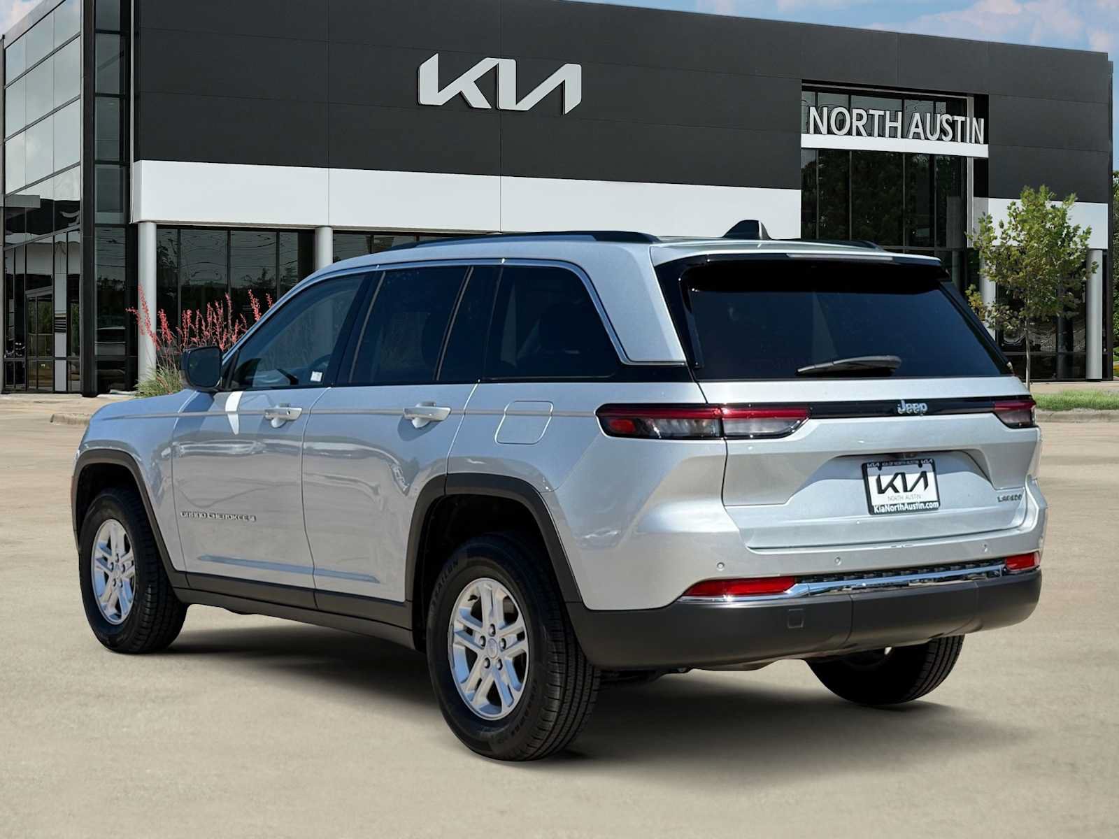 Used 2023 Jeep Grand Cherokee Laredo RWD image 7