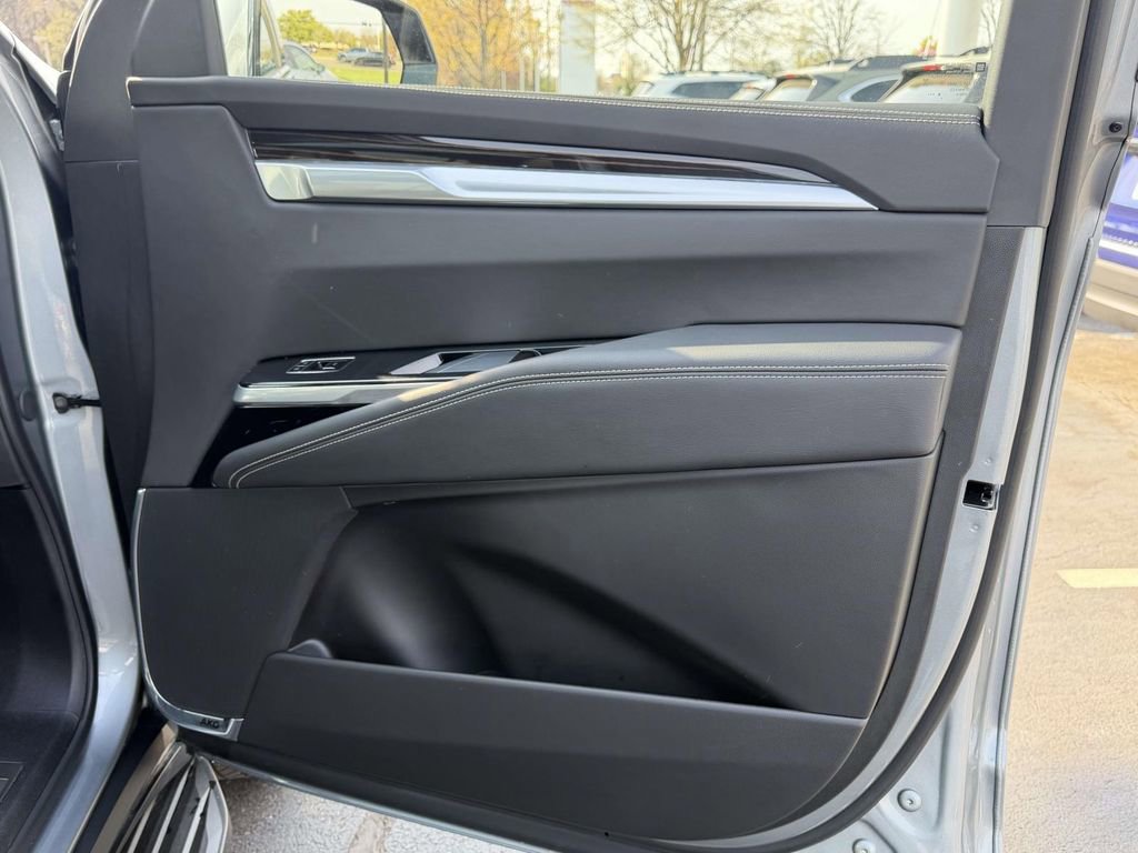 Certified 2025 Cadillac Escalade ESV Premium Luxury image 10