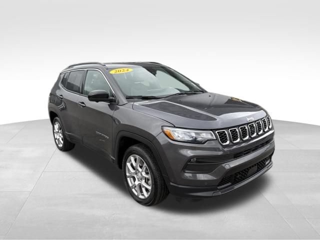Used 2024 Jeep Compass Latitude AWD/4WD image 8