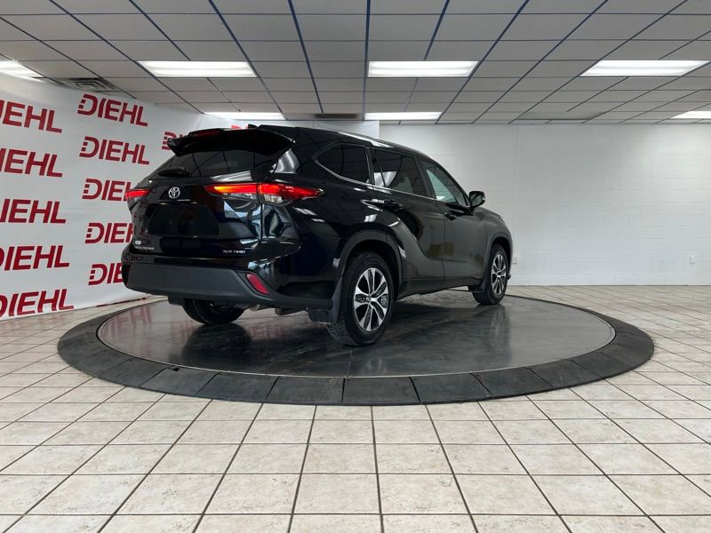 Used 2023 Toyota Highlander XLE AWD/4WD image 6