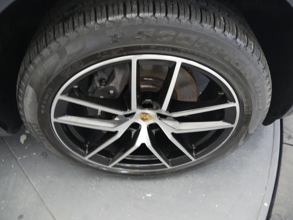 Certified 2023 Porsche Macan image 16
