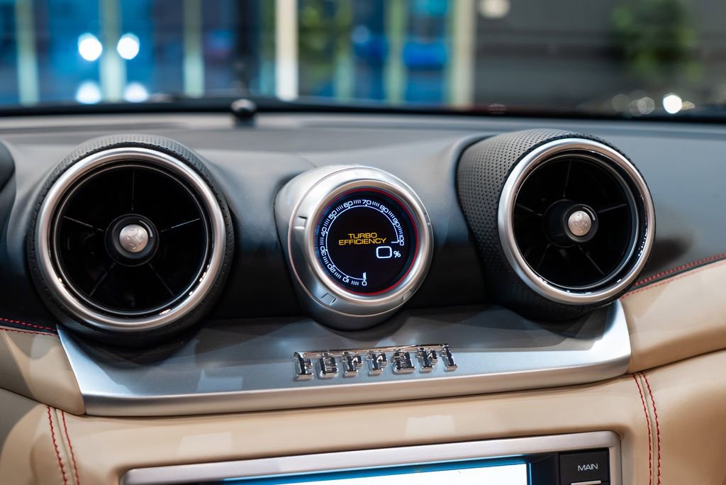 Used 2016 Ferrari California T image 34