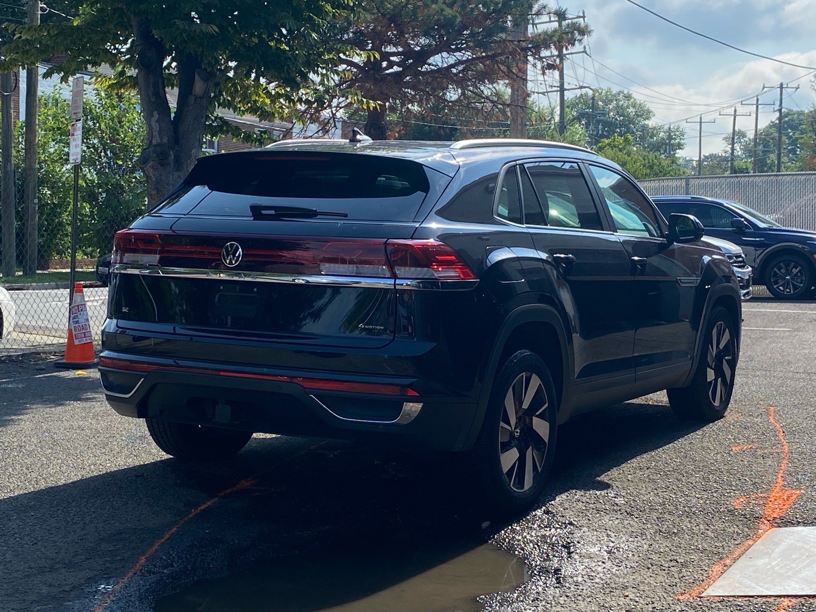 Certified 2024 Volkswagen Atlas Cross Sport SE w/ Panoramic Sunroof Package AWD/4WD image 3