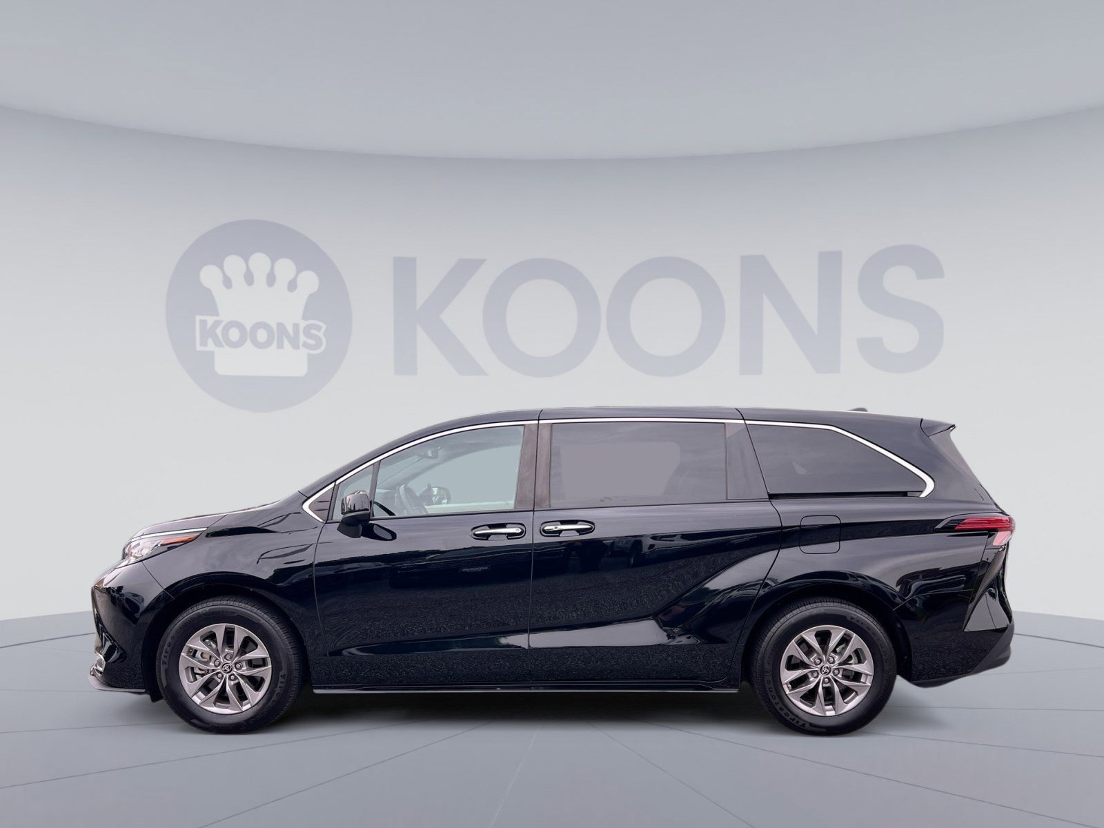Used 2021 Toyota Sienna XLE image 2