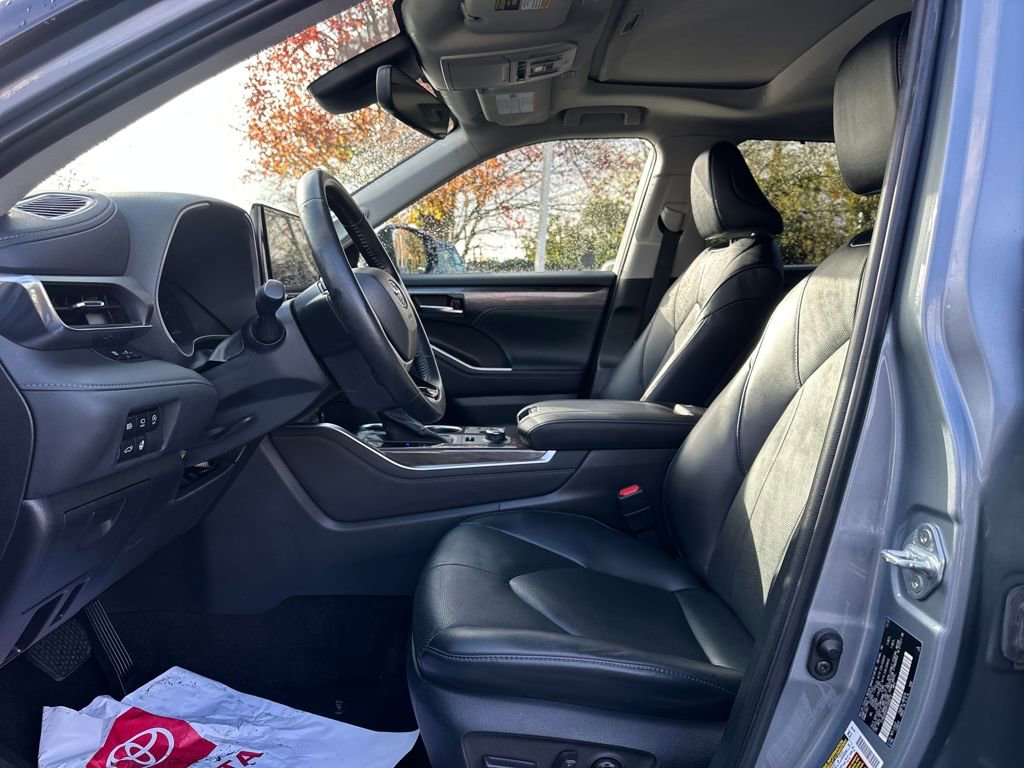 Used 2023 Toyota Highlander Limited image 9