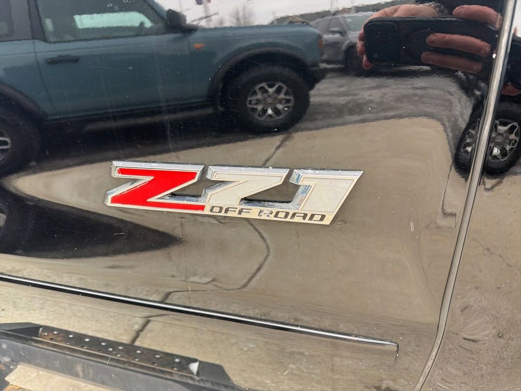 Used 2018 Chevrolet Silverado 1500 LT w/ Midnight Edition image 46