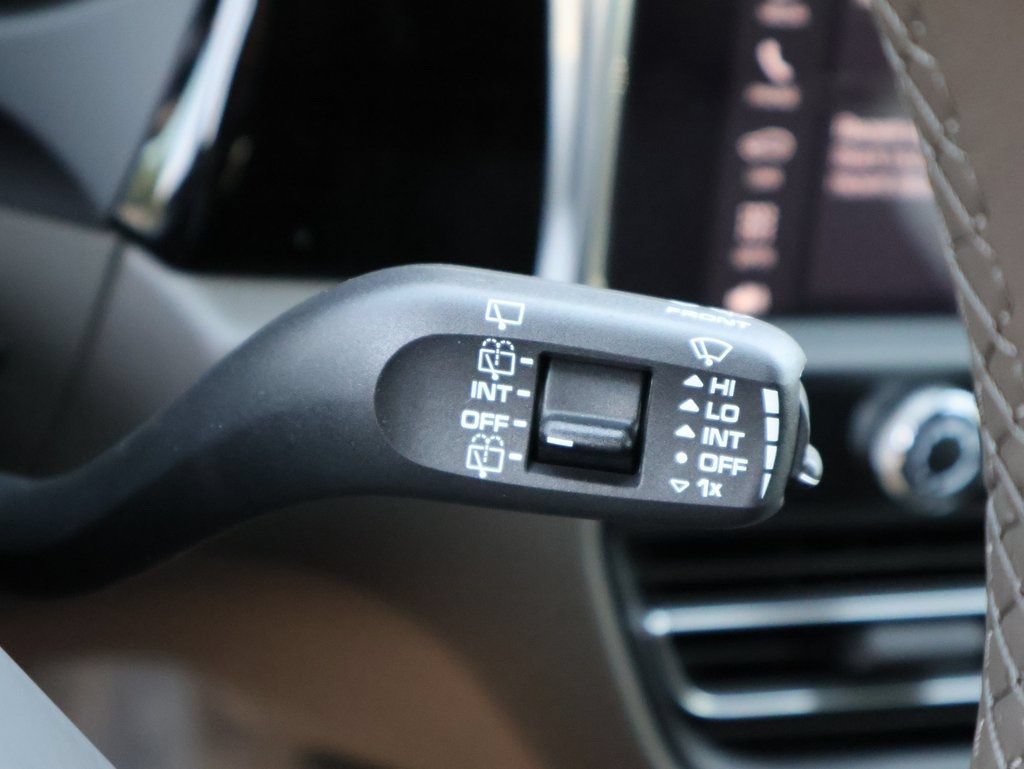 Certified 2025 Porsche Macan AWD/4WD image 30