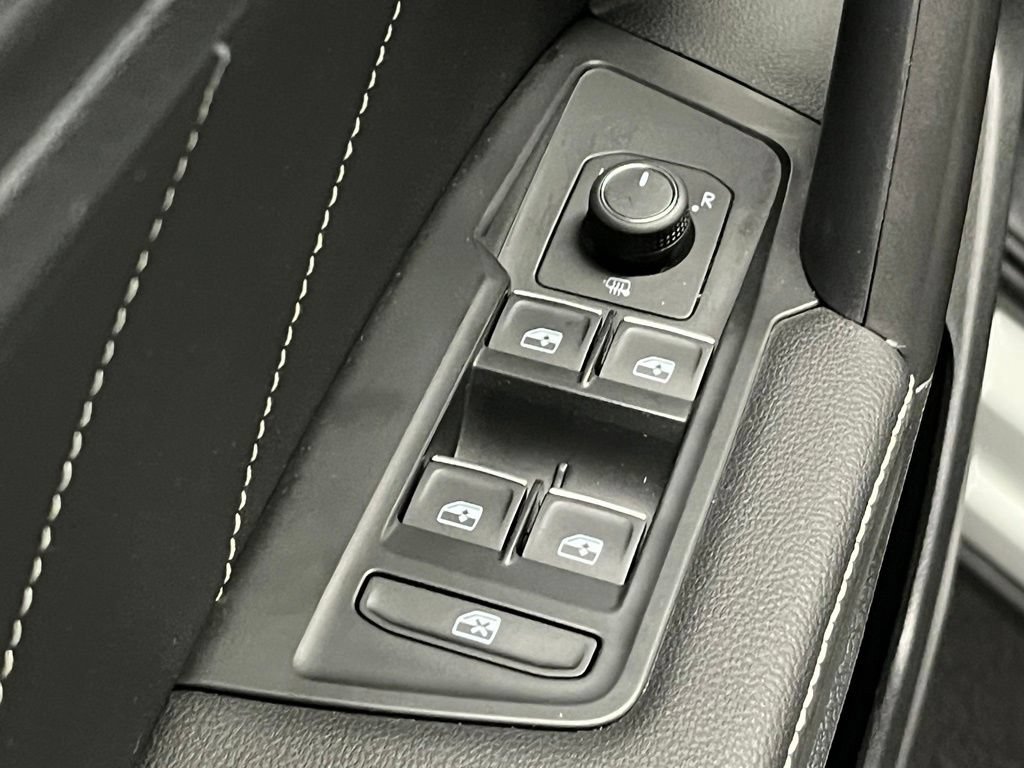 Used 2023 Volkswagen Tiguan SE w/ Panoramic Sunroof Package FWD image 18